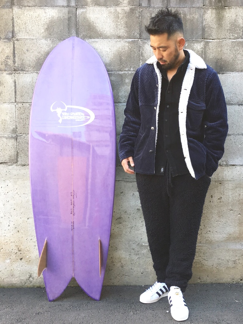 「もこもこ、ボア、ベロア、スニーカー、adidas、sundance、Birvin Uniform 」｜「BIRVIN UNIFORMのアイテム（その他アウター、ブルー系）」を使った、yuichiroさん（メンズ・170cm）の秋コーディネートの1枚目の写真