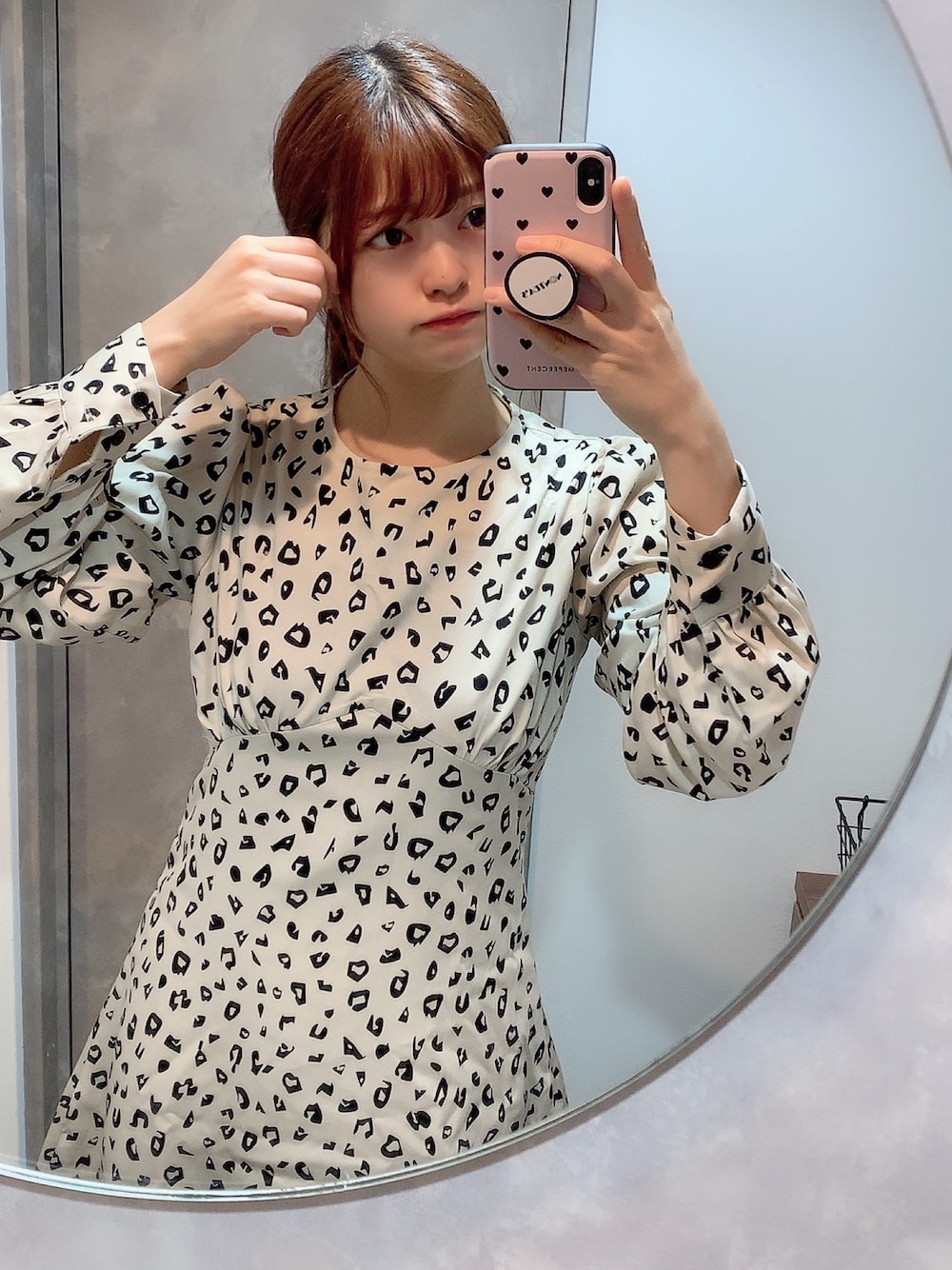 ホワイト系のワンピースを着用したレディースの秋コーディネートの1枚目の写真