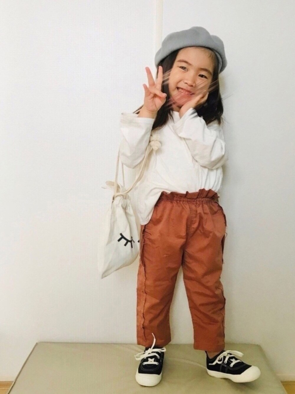 「ラブアンドピース2020、ベレー帽、ブラウン、タックイン、sourire、巾着バッグ、韓国子供服、きまわしコーデ、ロンT、カラーパンツ」｜「3coinsのアイテム（ハンチング/ベレー帽、グレー系）」を使った、Nico◡̈♥︎さん（キッズ・90cm）の秋コーディネートの1枚目の写真