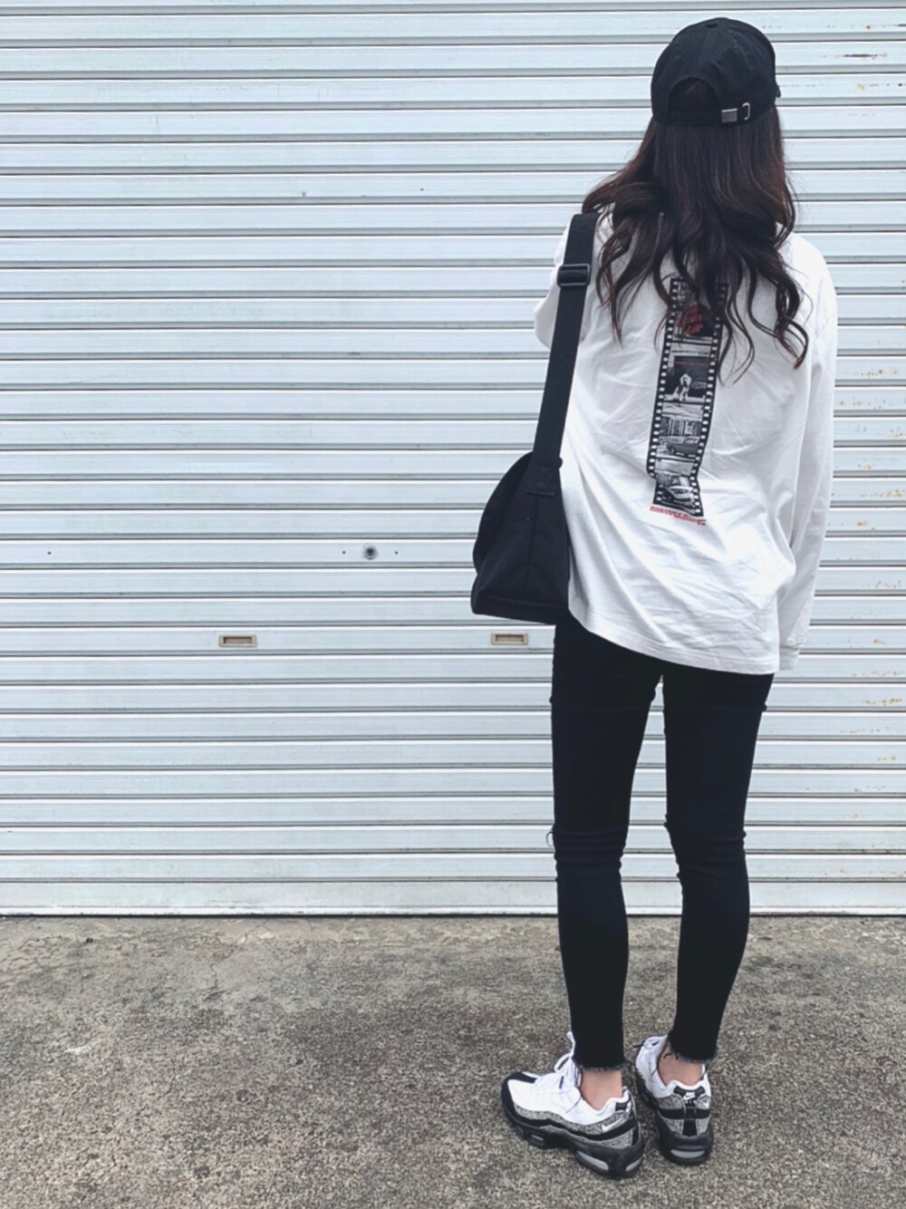 「moussy、GRL、エアマックス95、キャップ、ロンT、バックプリント、シンプルコーデ」｜「MOUSSYのGRATEFUL LIFE LS Tシャツ（Tシャツ/カットソー、ホワイト系）」を使った、kie♡さん（レディース・159cm）の秋コーディネートの1枚目の写真