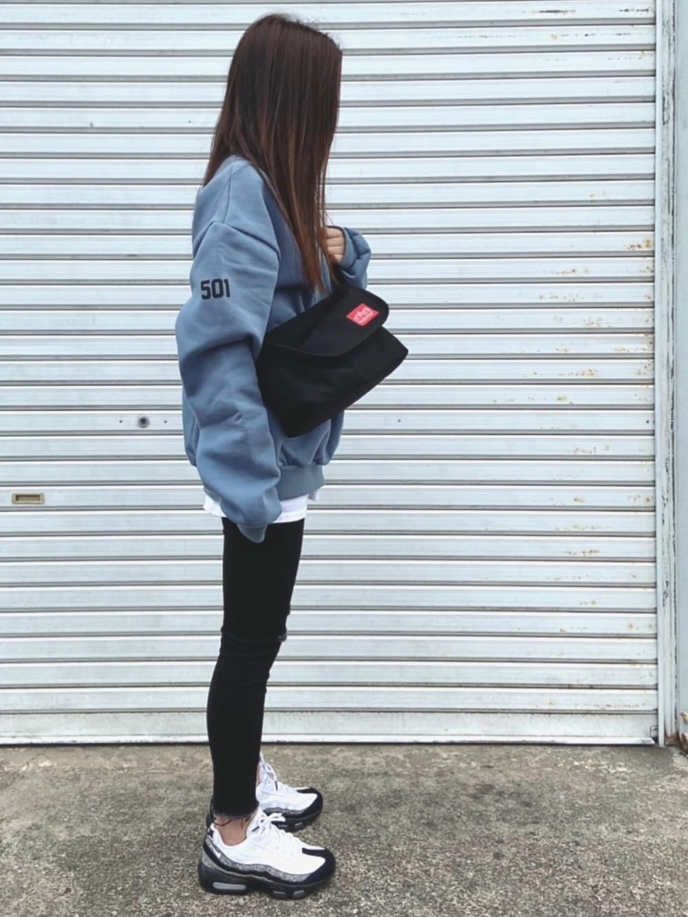 「Naning9、dholic、GRL、エアマックス95、Manhattan Portage、スウェット、メンズライク、レイヤードスタイル」｜「NANING9のNANING9(ナンニング)501バルーン袖トレーナー（スウェット、ブルー系）」を使った、kie♡さん（レディース・159cm）の秋コーディネートの1枚目の写真