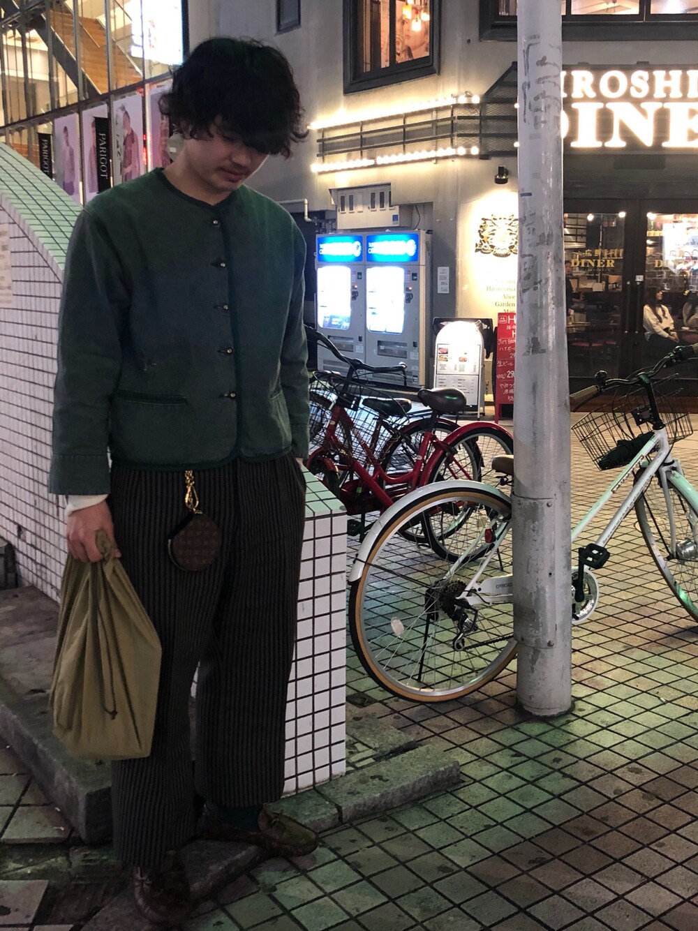 「電柱、私」｜「LOUIS VUITTONのアイテム（コインケース、ブラウン系）」を使った、shuuuuunさん（メンズ・174cm）の春コーディネートの1枚目の写真
