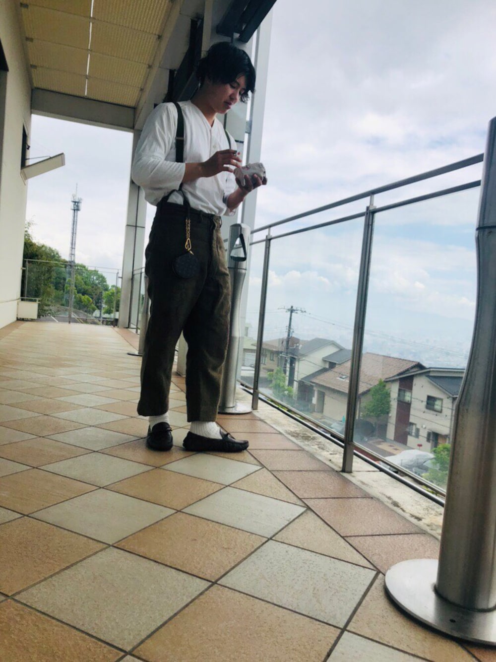 「シンプルコーデ、ルイヴィトン、ノートルダム広島、お洒落さんとつながりたい、今日のコーデ、ビンテージ」｜「LOUIS VUITTONのアイテム（モカシン/デッキシューズ、ブラウン系）」を使った、shuuuuunさん（メンズ・174cm）の春コーディネートの1枚目の写真