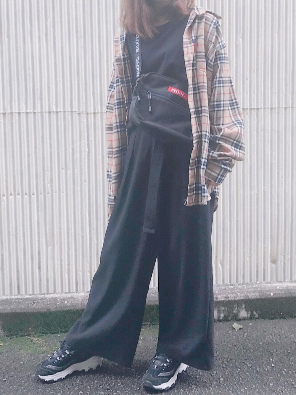 「秋コーデ、スニーカー、Tシャツ、秋のブラウンスタイル、低身長、ワイドパンツ、チェックシャツ、韓国ファッション、カジュアル、休日スタイル」｜「GUの（GU）ワイドクロップドパンツ（パンツ、ブラック系）」を使った、ちゅあちゅあさん（レディース・152cm）の秋コーディネートの1枚目の写真