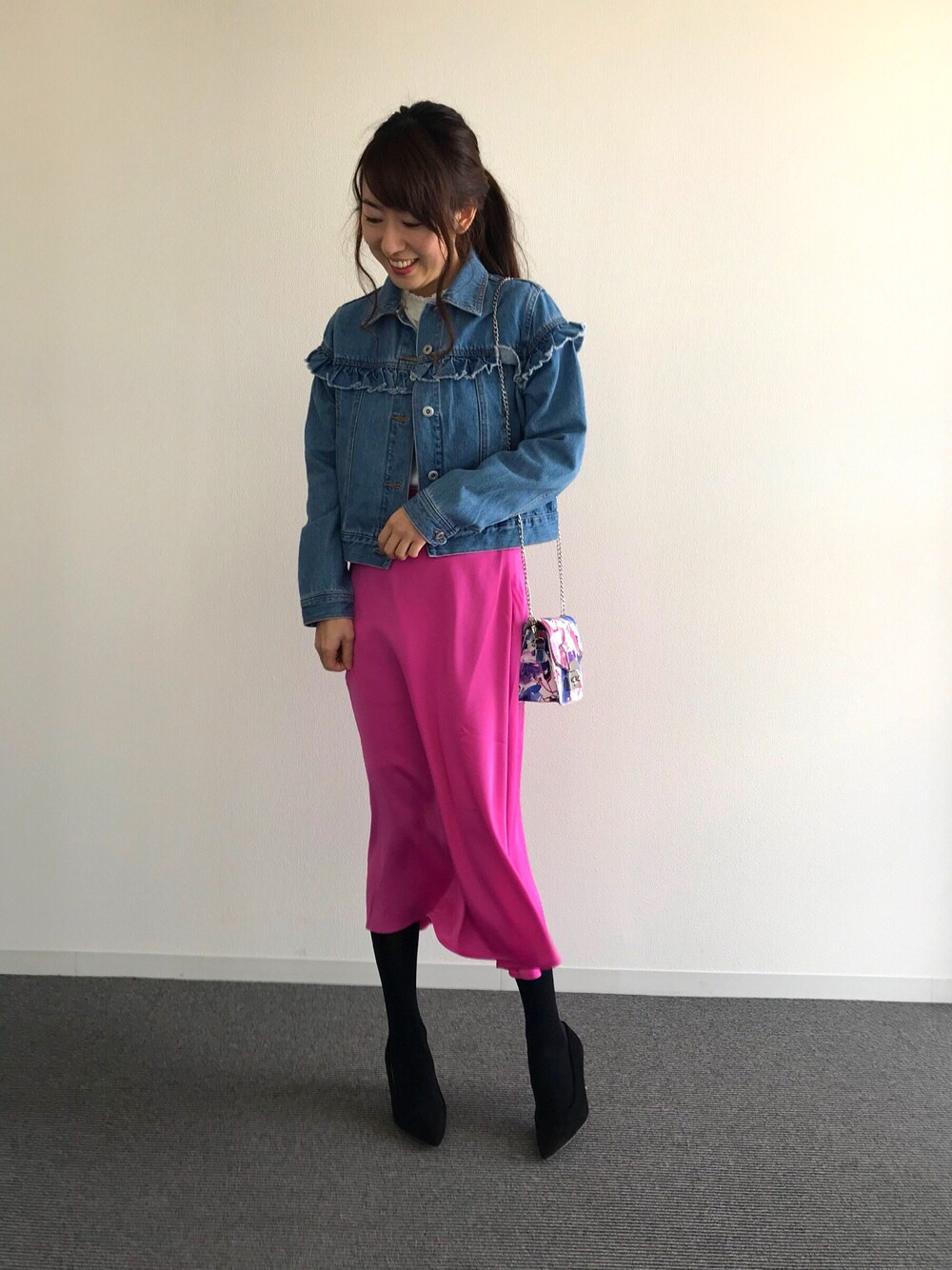 「GUコーデ、GU、春コーデ、プチプラコーデ、デニムジャケット」｜「GUのアイテム（スカート、ピンク系）」を使った、saki.whitesnowさん（レディース・162cm）の冬コーディネートの1枚目の写真