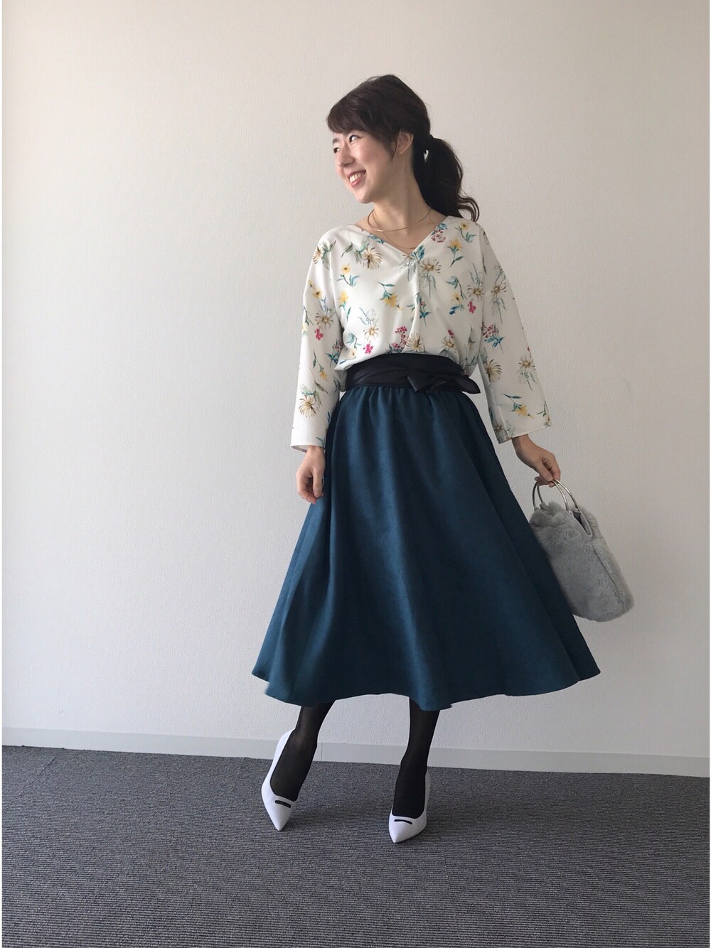「titivate、titivatestyle、SHIPS、春コーデ、花柄ブラウス、Pierrot、プチプラコーデ、pellico、サッシュベルト、読者モデル」｜「Pierrotの【2017AW】フェイクスエードイレヘムフレアスカート（スカート、ブルー系）」を使った、saki.whitesnowさん（レディース・162cm）の冬コーディネートの1枚目の写真