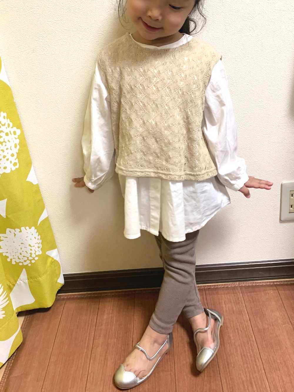 「キッズファッション、パステル映える春、おしゃれさんと繋がりたい、女の子コーデ、ベージュ、4歳女の子」｜「petit mainのベスト付き長袖チュニック（チュニック、ベージュ系）」を使った、iroha⭐︎さん（キッズ・90cm）の春コーディネートの1枚目の写真