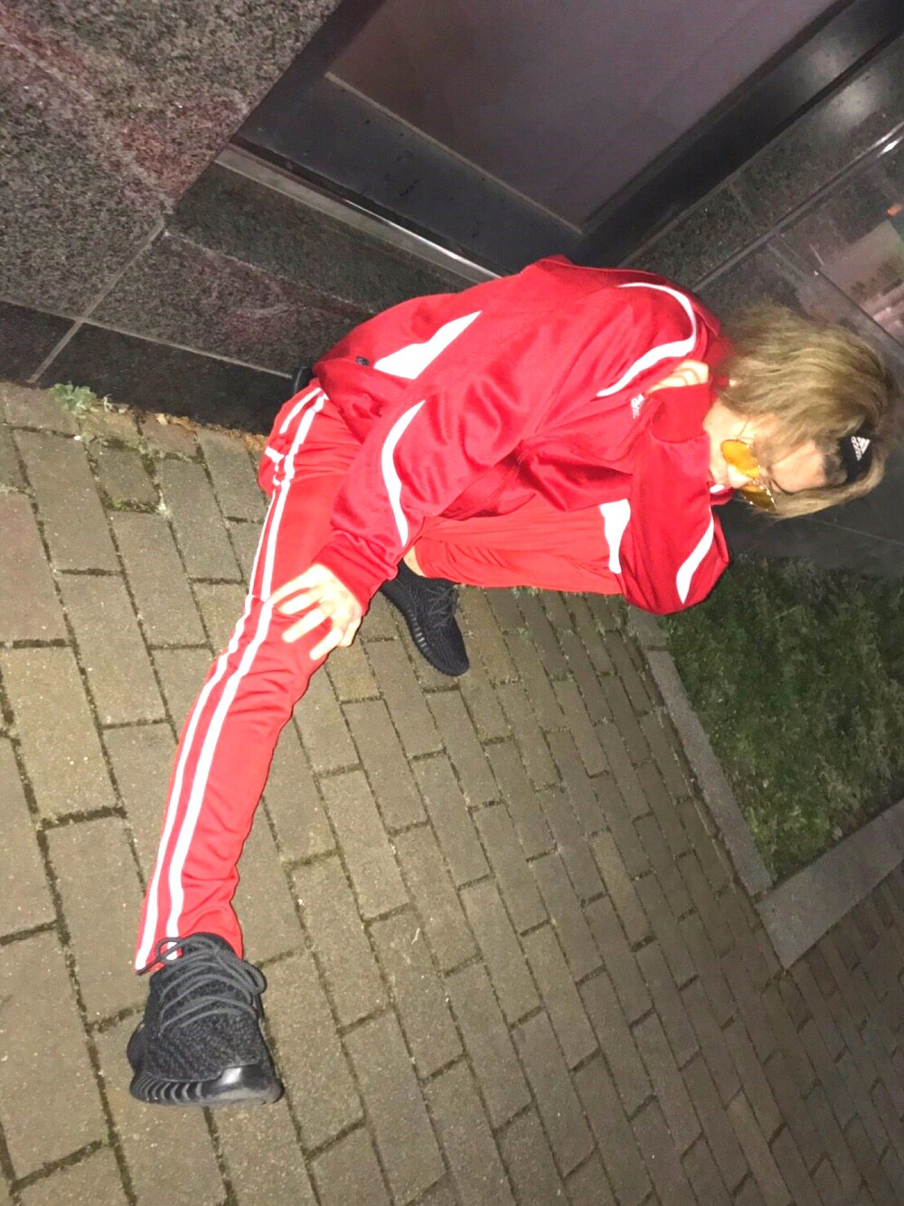 「古着、adidas、yeezy、シンプル、お洒落さんとつながりたい、ブラック、スニーカー」｜「adidasのアイテム（スニーカー、ブラック系）」を使った、ケイタさん（メンズ・163cm）の春コーディネートの1枚目の写真