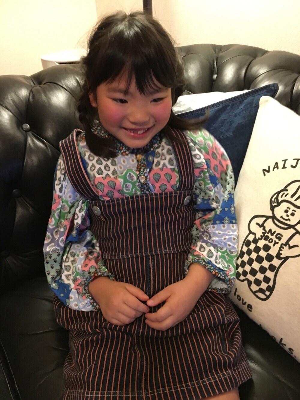 「BOOFOOWOO、ブラウス、ワンピース、ジャーナルスタンダードファニチャー、クッション、おんなのこ」｜「BOOFOOWOOのアイテム（オールインワン・サロペット、その他）」を使った、YUNAchocoさん（キッズ・120cm）の冬コーディネートの1枚目の写真