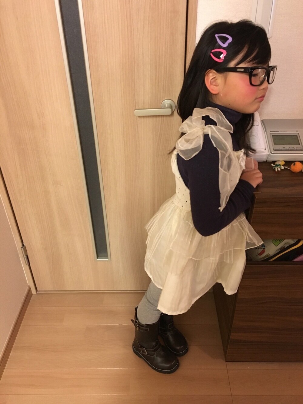 「BOOFOOWOO、ワンピース、タートルネック、エンジニアブーツ、キッズコーデ、シンプルコーデ」｜「BOOFOOWOOの200％ストレッチレギンス（レギンス/スパッツ、グレー系）」を使った、YUNAchocoさん（キッズ・120cm）の冬コーディネートの1枚目の写真