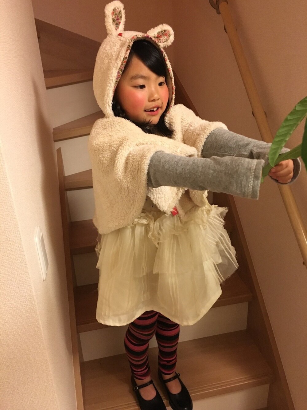 「BOOFOOWOO、ポンチョ、ワンピース、タートルネック、HARUTA、キッズコーデ、おんなのこ」｜「BOOFOOWOOのポンチョ　うさぎ（ポンチョ、ホワイト系）」を使った、YUNAchocoさん（キッズ・120cm）の冬コーディネートの1枚目の写真