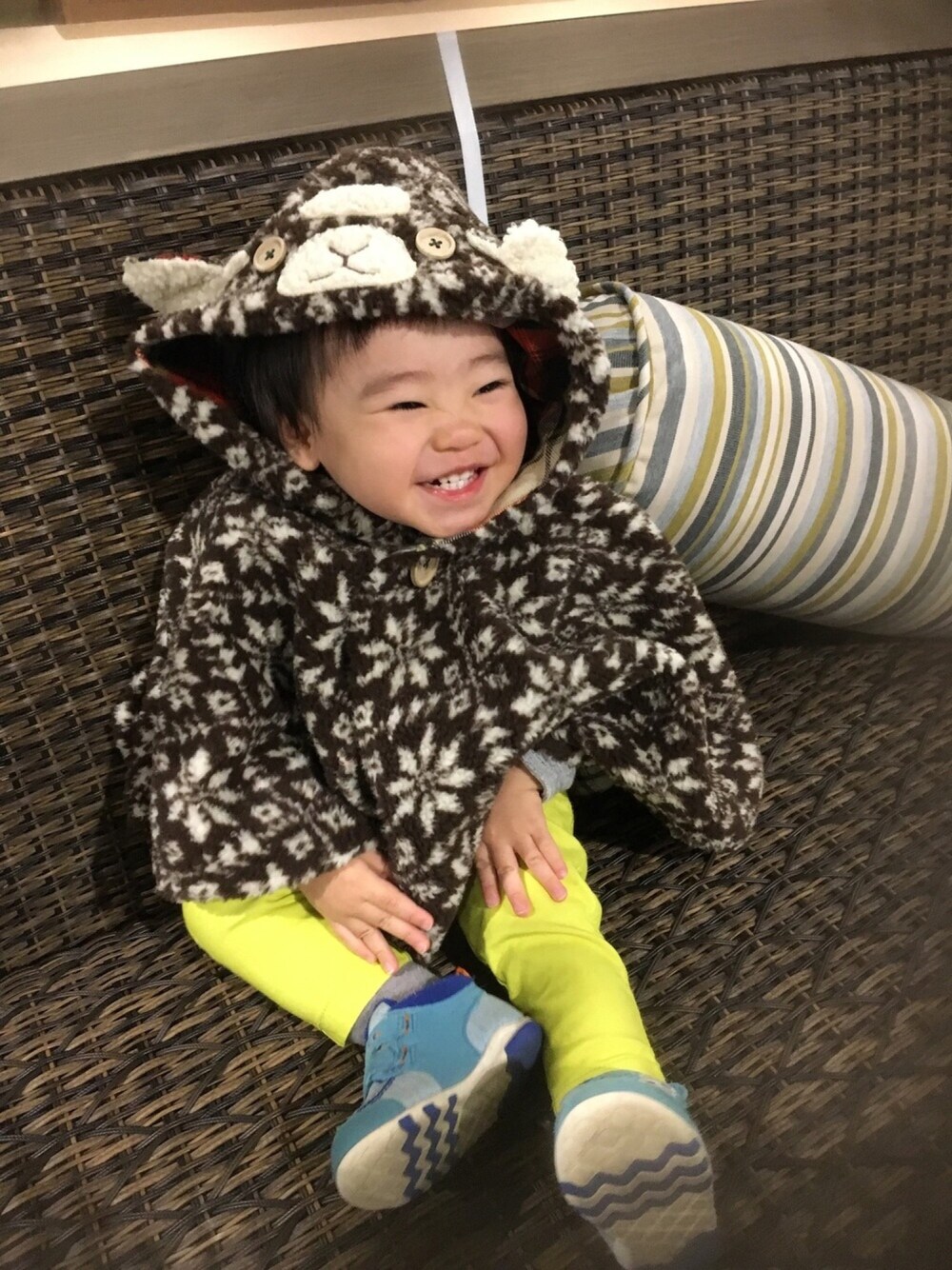 「BOOFOOWOO、ポンチョ、ニューバランス、スニーカー、キッズコーデ、おとこのこ」｜「BOOFOOWOOのアイテム（ポンチョ、ブラウン系）」を使った、YUNAchocoさん（キッズ・120cm）の冬コーディネートの1枚目の写真