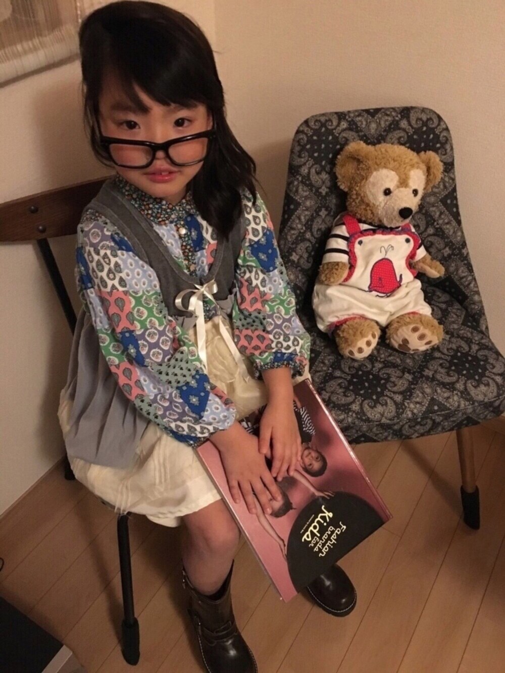 「BOOFOOWOO、ブラウス、ベスト、ジャーナルスタンダードファニチャー、チェア、おんなのこ、キッズコーデ」｜「BOOFOOWOOのアイテム（シャツ/ブラウス、その他）」を使った、YUNAchocoさん（キッズ・120cm）の冬コーディネートの1枚目の写真