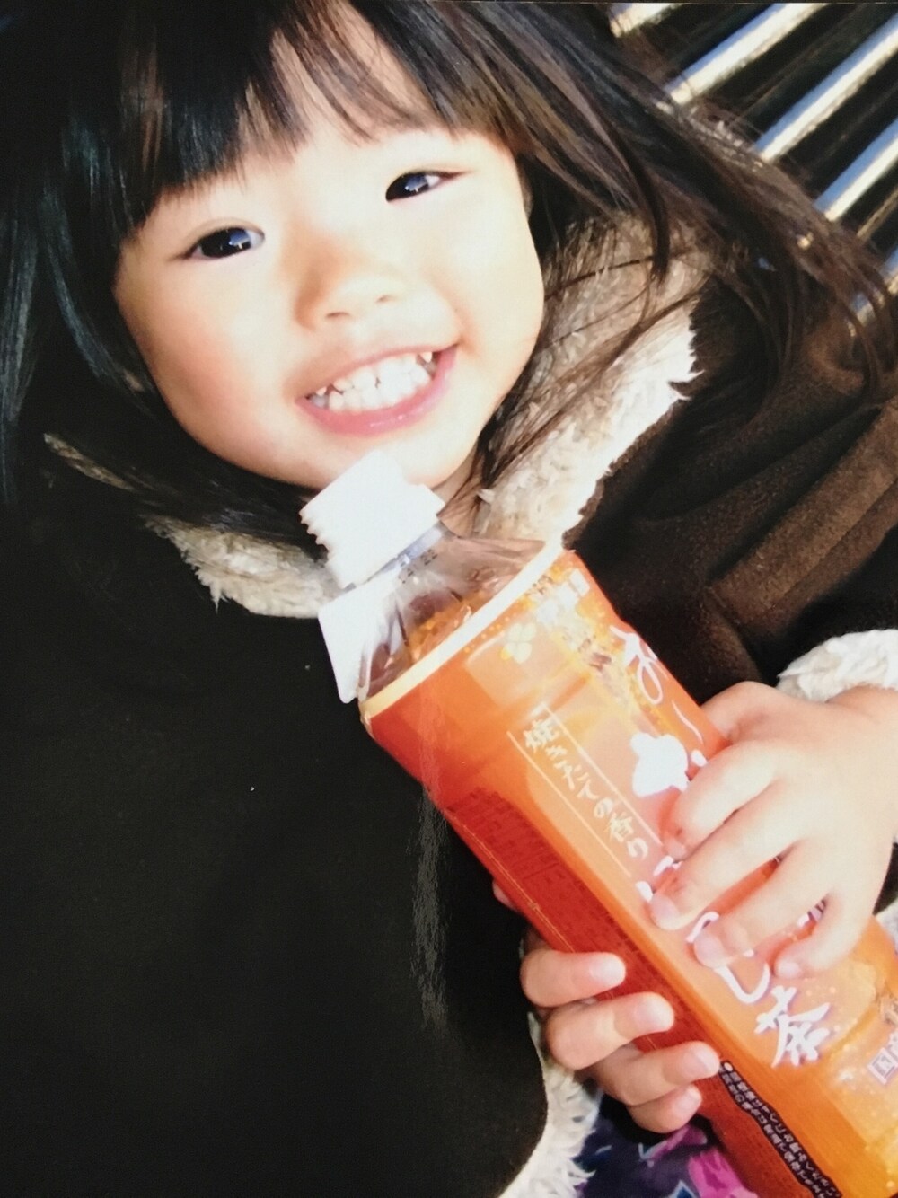「SHIPS KIDS、ポンチョ、Combi mini、ワンピース、カジュアル、シンプル、おんなのこ、キッズ」｜「SHIPS KIDSのアイテム（ポンチョ、ブラウン系）」を使った、YUNAchocoさん（キッズ・120cm）の春コーディネートの1枚目の写真