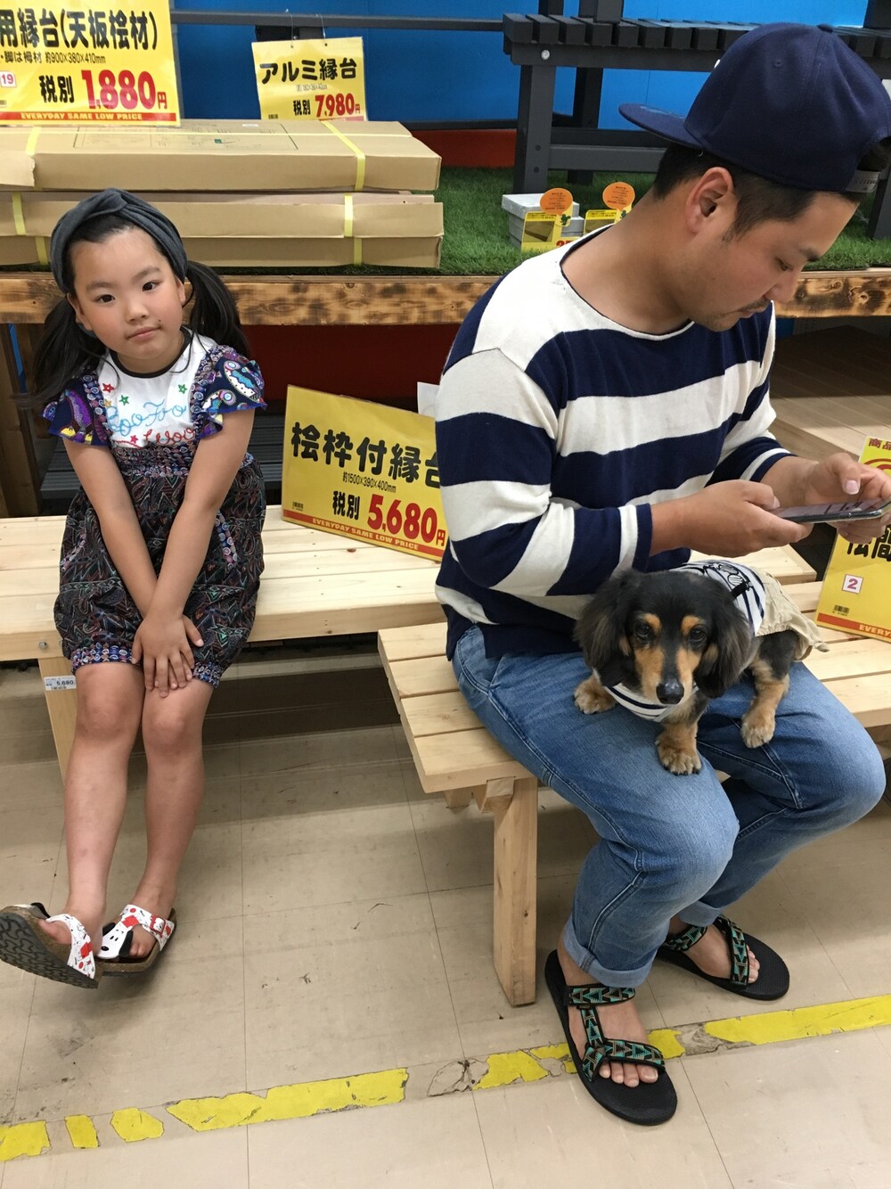 「BOOFOOWOO、オールインワン、Tシャツ、journal standard、サマーニット、ボーダー、THE NORTH FACE、デニム、シンプルコーデ、おやこーで。」｜「BOOFOOWOOのサイケなペイズリー柄Tee（Tシャツ/カットソー、ホワイト系）」を使った、YUNAchocoさん（キッズ・120cm）の春コーディネートの1枚目の写真
