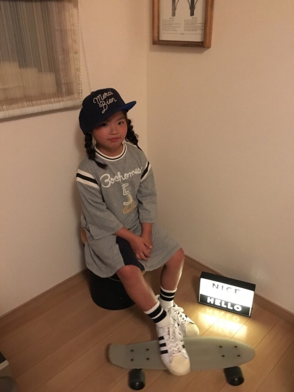 「BOOFOOWOO、ブーフーウー、ワンピース、キャップ、adidas、スニーカー、journal standard、ラインソックス、シンプルコーデ、ハンドメイド」｜「BOOFOOWOOの七分袖フットボールワンピ（ワンピース、グレー系）」を使った、YUNAchocoさん（キッズ・120cm）の夏コーディネートの1枚目の写真
