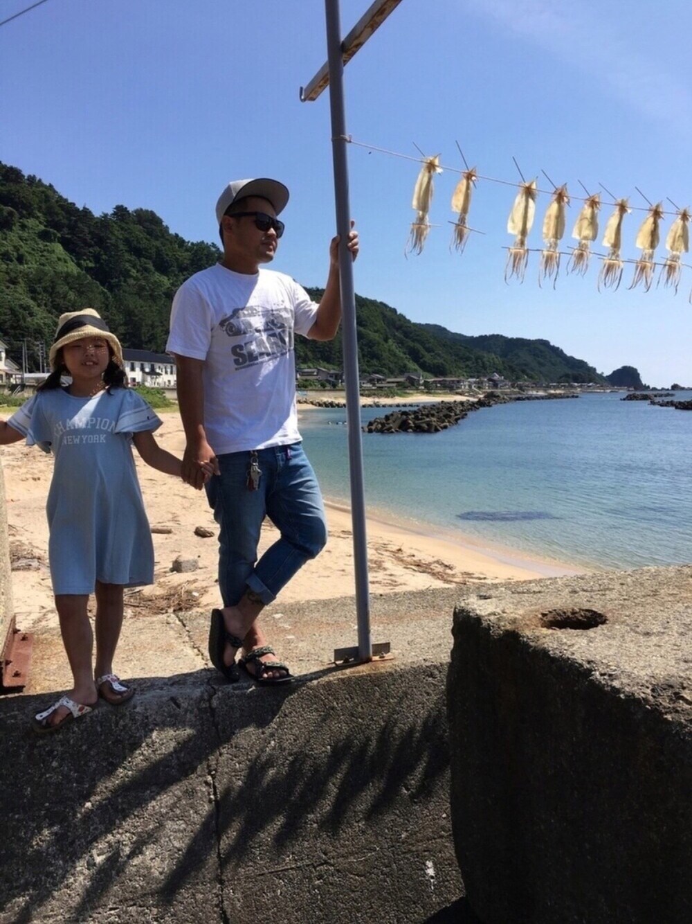 「むぎわら帽子、green label relaxing、Champion、ワンピース、NEIGHBORHOOD、Tシャツ、THE NORTH FACE、デニム、夏、おやこーで。」｜「green label relaxingのアイテム（ワンピース、ブルー系）」を使った、YUNAchocoさん（キッズ・120cm）の夏コーディネートの1枚目の写真