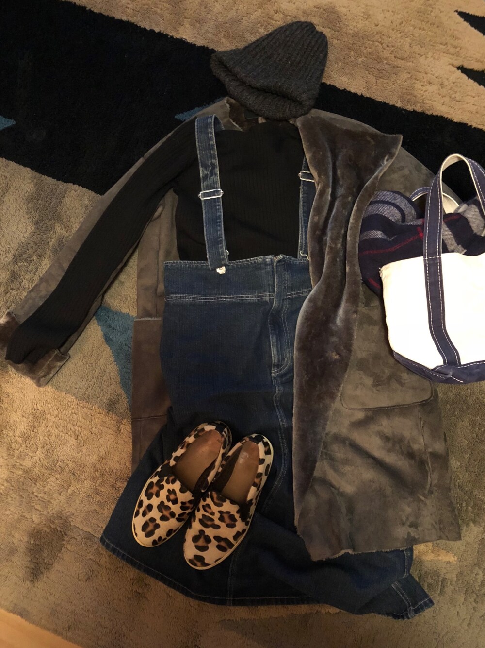 「journal standard、ムートンコート、Spick & Span(Spick & Span)、ニット、PAR ICI、デニム、MOHI、スリッポン、シンプルコーデ」｜「PAR ICIの12OZヘリンボンデニム　吊りスカート（ジャンパースカート、ブルー系）」を使った、YUNAchocoさん（キッズ・120cm）の冬コーディネートの1枚目の写真