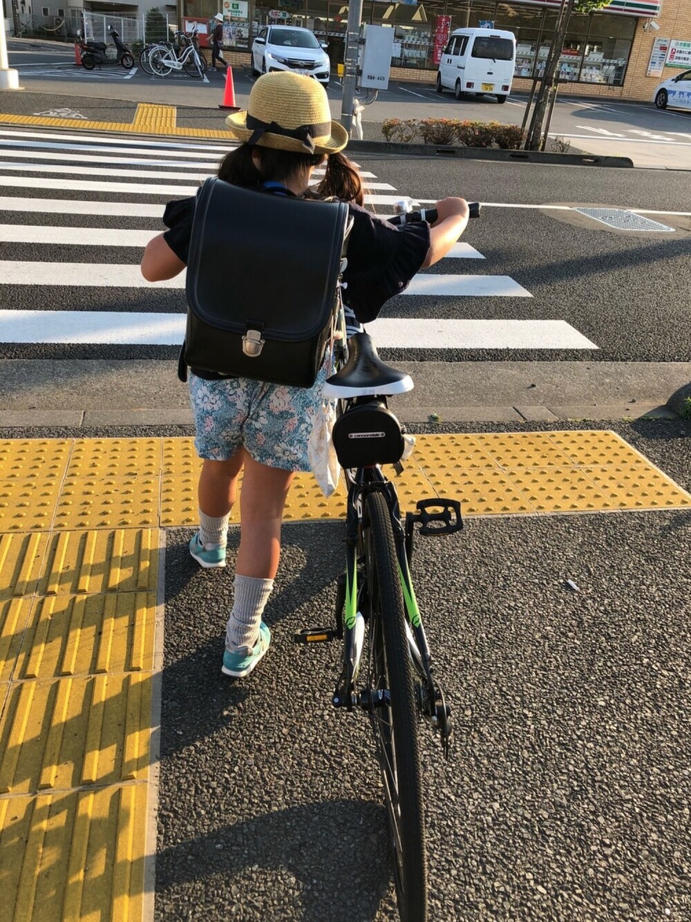 「URBAN RESEARCH DOORS、むぎわら帽子、devirock、Tシャツ、UNIQLO、パンツ、New Balance、スニーカー、プチプラコーデ」｜「devirockのフリルスリーブ半袖Tシャツ カットソー（Tシャツ/カットソー、ブルー系）」を使った、YUNAchocoさん（キッズ・120cm）の夏コーディネートの1枚目の写真