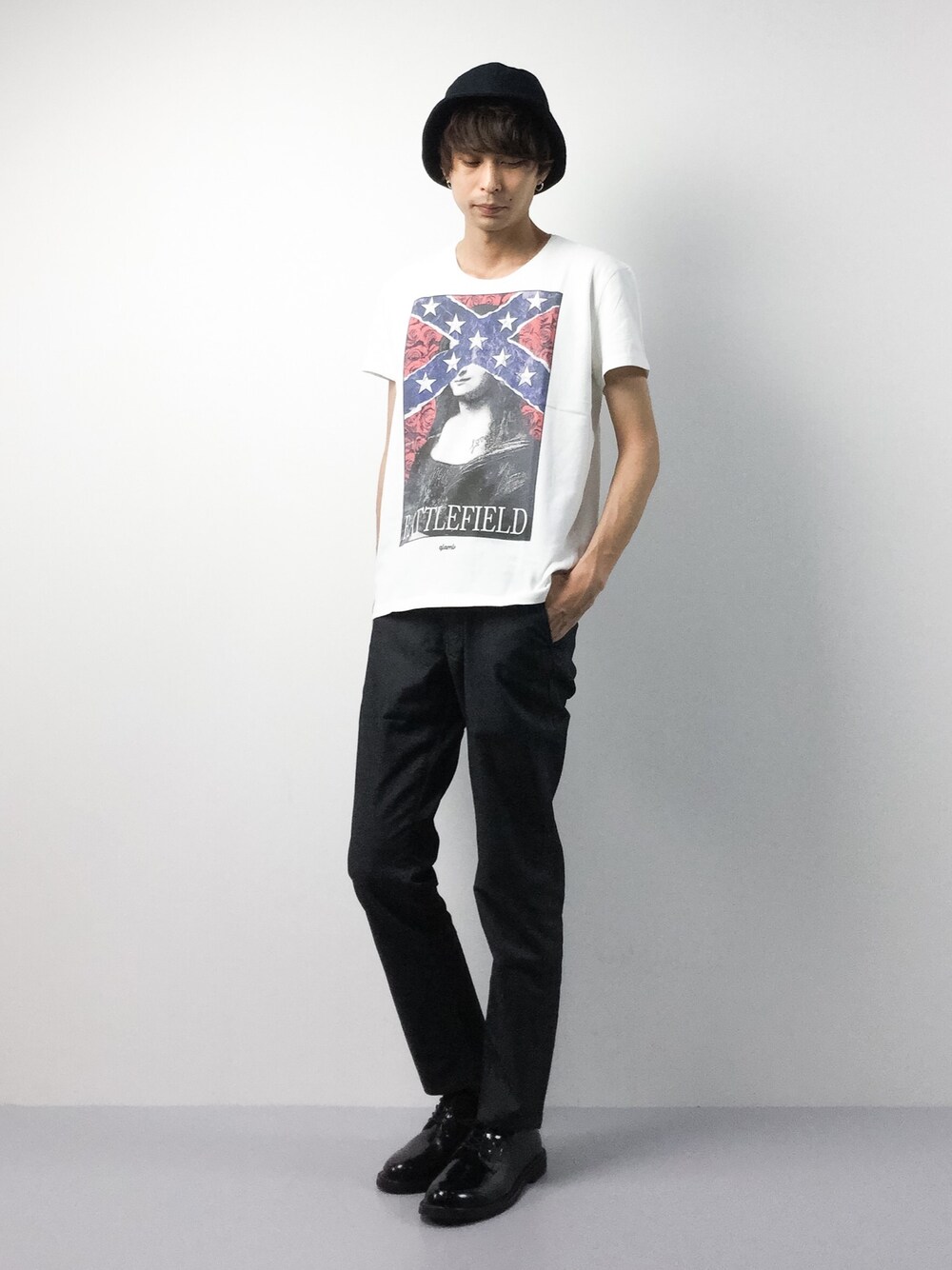 「glambのBattlefield T（Tシャツ/カットソー、ホワイト系）」を使った、セキユウスケさん（メンズ・180cm）の冬コーディネートの1枚目の写真