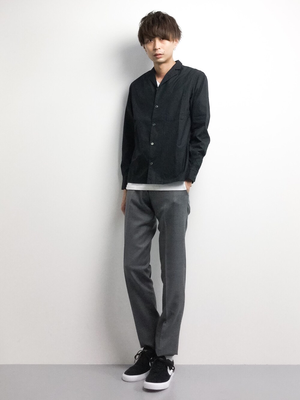 「JOURNAL STANDARDのタイプライターラペルシャツ #（シャツ/ブラウス、ブラック系）」を使った、セキユウスケさん（メンズ・180cm）の春コーディネートの1枚目の写真