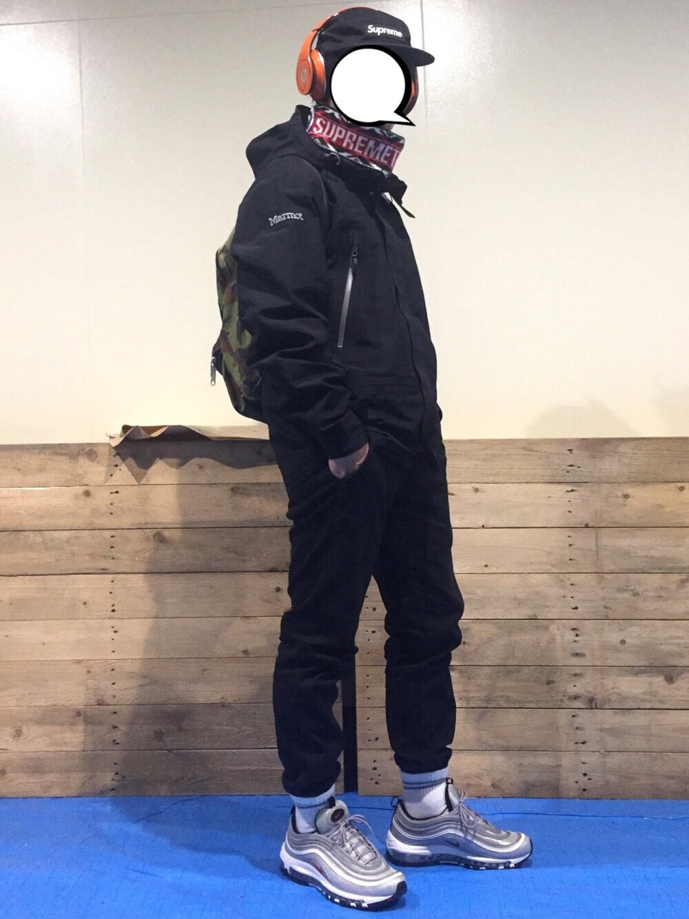 「ドラフトナイキ、お洒落さんとつながりたい、冬コーデ、ブラックコーデ、outfit、エアマックス、ナイキスニーカー、アウトドアスタイル、モノトーン、白ソックス、ナイキ」｜「NIKEのNIKE AIRMAX 97 OG QS 'silver bullet'（スニーカー、シルバー系）」を使った、shunさん（メンズ・163cm）の冬コーディネートの1枚目の写真