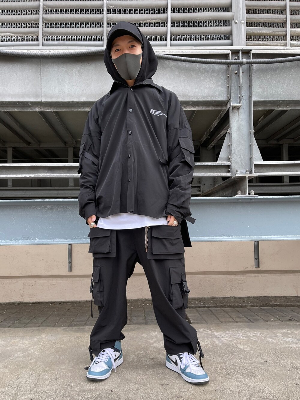 ブラック系のシャツ/ブラウス、ブラック系のシャツ/ブラウス、ブラック系のカーゴパンツを着用したメンズの冬コーディネートの1枚目の写真