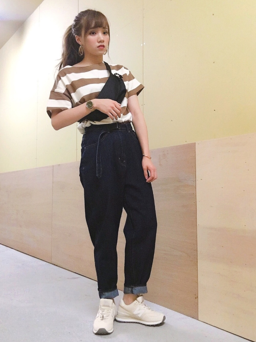 ブラウン系のTシャツ/カットソー、ブルー系のシューズ、ブラック系のボディバッグ/ウエストポーチを着用したレディースの夏コーディネートの1枚目の写真