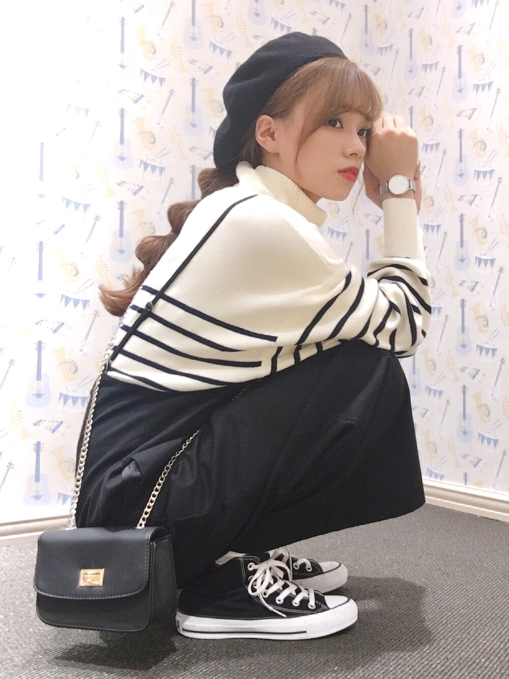 ブラック系のオールインワン・サロペット、ブラック系のオールインワン・サロペット、その他のニット/セーターを着用したレディースの秋コーディネートの1枚目の写真