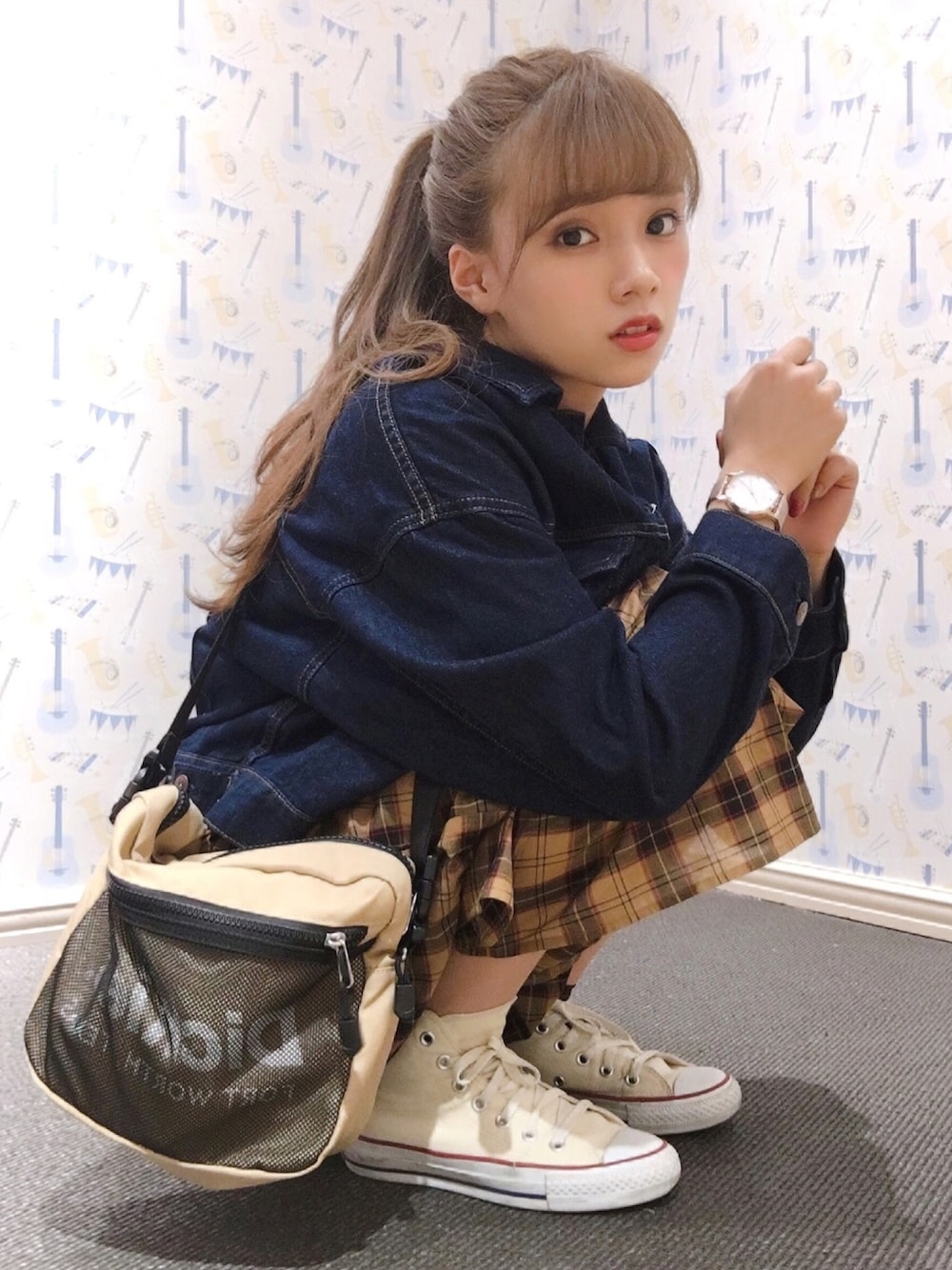「earth music&ecology、Gジャン、ビッグGジャン、ワンピース、チェックワンピース、スニーカー、コンバース、Dickies、ポニーテール、スポーツMIX'18秋」｜「earth music&ecologyのCOTTON USAデニム(BIG Gジャン)（デニムジャケット、ブルー系）」を使った、Harukaさん（レディース・158cm）の秋コーディネートの1枚目の写真