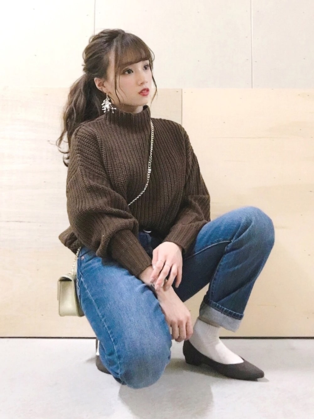 「earth music&ecology、ブラウン、2018マイベストコーデ、ざっくりニット、ニット、ニット×デニム、ストレートデニム、シンプルコーデ、白ソックス、フラットシューズ」｜「立ちver.のアイテム（ニット/セーター、ブラウン系）」を使った、Harukaさん（レディース・158cm）の冬コーディネートの1枚目の写真