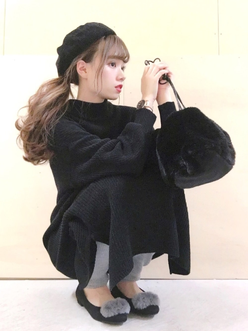 「earth music&ecology、カジュアル、ニットワンピース、レギンス、レイヤードスタイル、ベレー帽、キンチャクバッグ、ファーパンプス、ブラック×グレー、モノトーン」｜「earth music&ecologyの・スリットニットワンピース ●（ワンピース、ブラック系）」を使った、Harukaさん（レディース・158cm）の秋コーディネートの1枚目の写真