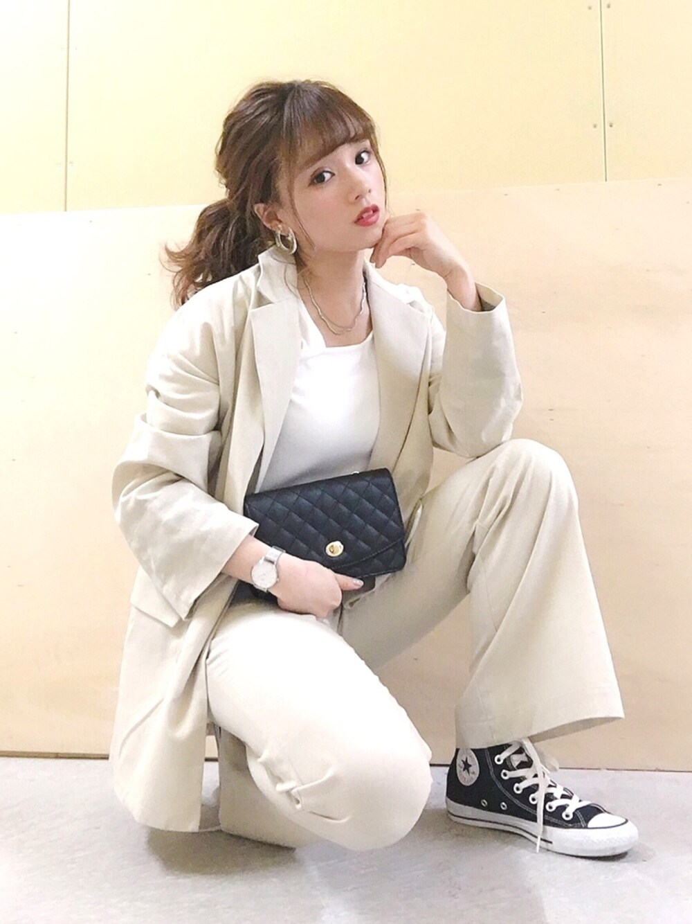 「earth music&ecology、春コーデ、ジャケット、ジャケットスタイル、セットアップ、ベージュコーデ、converse、カジュアル、リネン、ウエストポーチ」｜「earth music&ecologyの・リネン混Bigジャケット（テーラードジャケット、ベージュ系）」を使った、Harukaさん（レディース・158cm）の春コーディネートの1枚目の写真