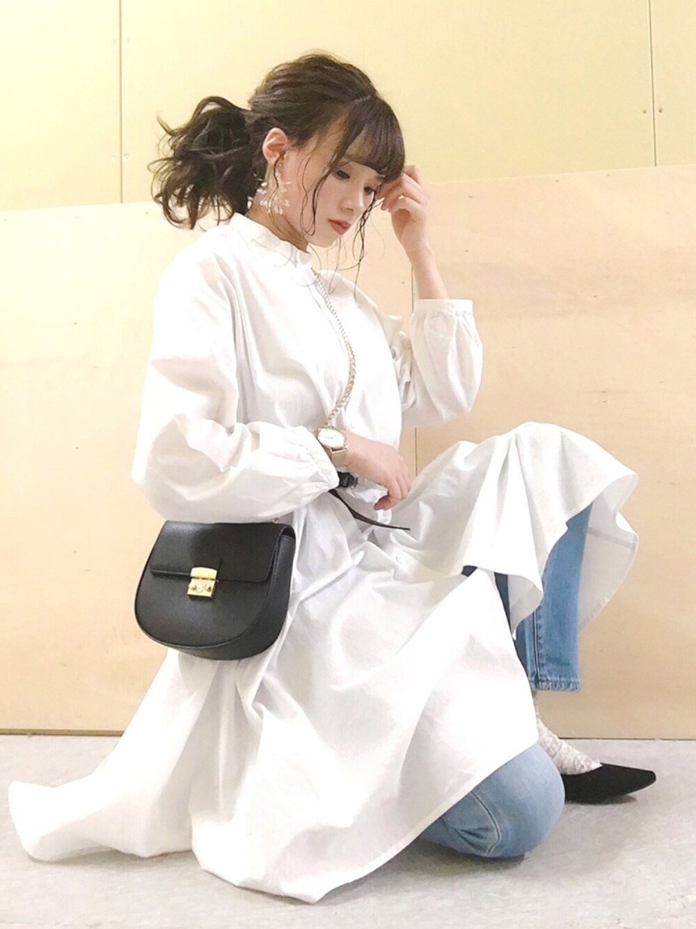 「earth music&ecology、平成最後のWEARISTAセンバツ、シンプルコーデ、シャツスタイル、シャツワンピ、バンドカラー、バンドカラーシャツ、テーパードデニム、パンプス、レイヤードスタイル」｜「earth music&ecologyの・バンドカラーフレアシャツワンピース（ワンピース/ドレス、ベージュ系）」を使った、Harukaさん（レディース・158cm）の春コーディネートの1枚目の写真