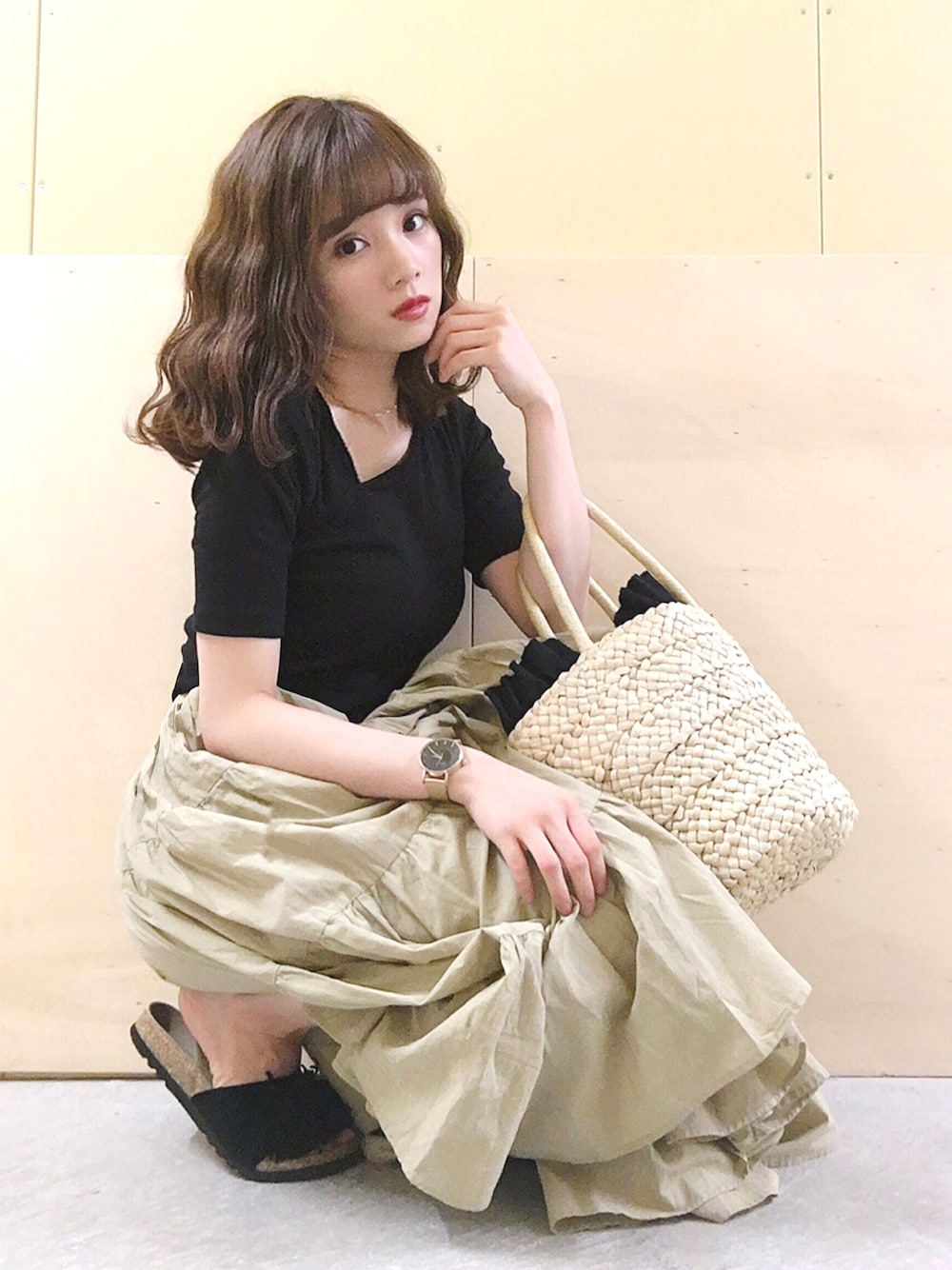 「earth music&ecology、カジュアルコーデ、ベージュ×ブラック、ブラック×ベージュ、アシメネック、ティアード、ティアードスカート、着まわし、サンダル、かごバッグ」｜「earth music&ecologyのカラーティアードスカート ○（スカート、ベージュ系）」を使った、Harukaさん（レディース・158cm）の春コーディネートの1枚目の写真