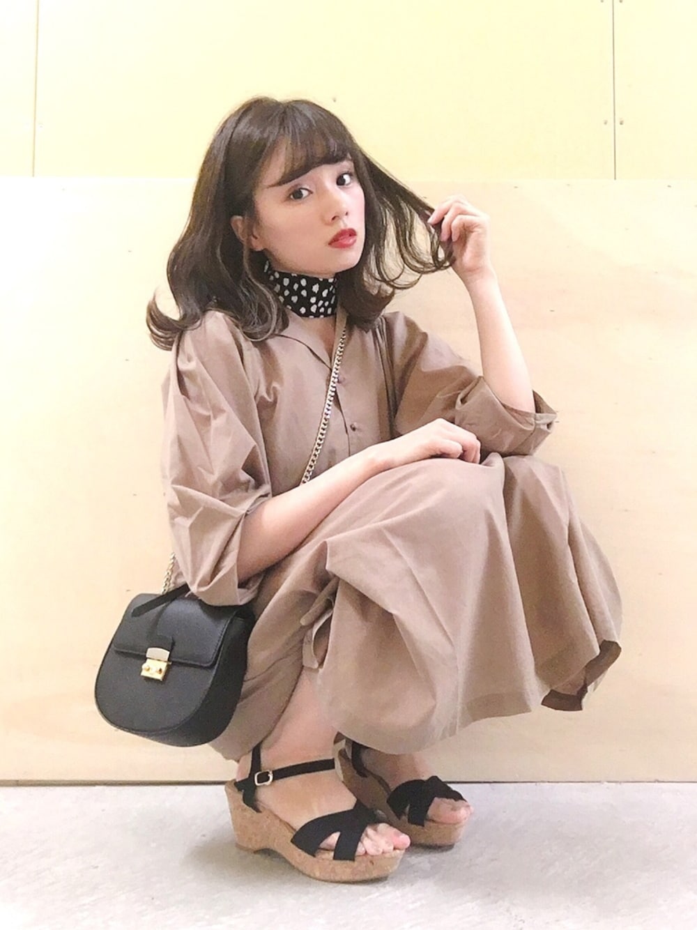 「earth music&ecology、レトロ、レトロコーデ、スカーフ、スカーフアレンジ、ベージュ×ブラック、夏ワンピース、ワンピース、キレイめ、プチプラ」｜「earth music&ecologyのデザインスリーブシャツワンピース（ワンピース、ベージュ系）」を使った、Harukaさん（レディース・158cm）の春コーディネートの1枚目の写真