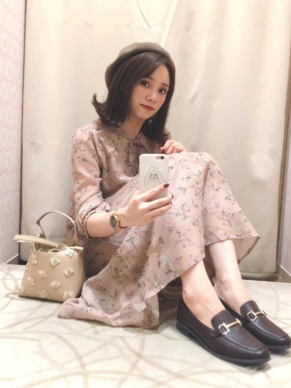 「earth music&ecology、ガーリー、レトロ、レトロコーデ、ベレー帽、ローファー、ベージュ、ワンピース、花柄ワンピース、秋のカフェオレコーデ」｜「立ちver.のアイテム（シューズ、ブラウン系）」を使った、Harukaさん（レディース・158cm）の夏コーディネートの1枚目の写真