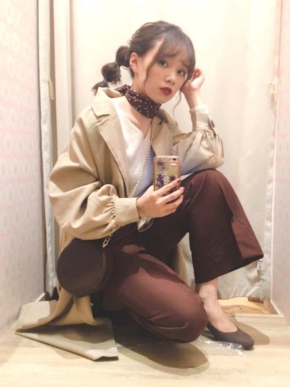 「earth music&ecology、プチプラコーデ、スタッフセンバツ、ブラウンコーデ、ベージュコーデ、フレアパンツ、パフスリーブ、スカーフ、きれいめカジュアル、秋コーデ」｜「earth music&ecologyのパフスリーブコート（トレンチコート、ベージュ系）」を使った、Harukaさん（レディース・158cm）の秋コーディネートの1枚目の写真
