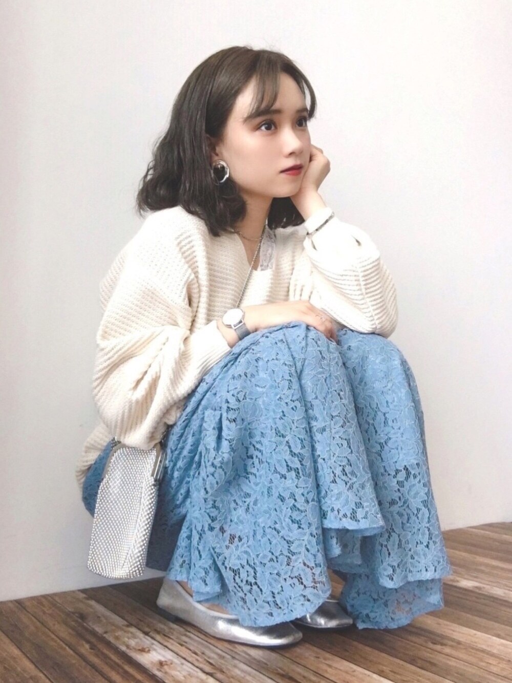 「earth music&ecology、きれいめカジュアル、キレイめ、デート、レーススカート、サックスブルー、ブルー、プチプラ、Vネックニット、がま口バッグ」｜「earth music&ecologyのガーターVネックニットプルオーバー＊（ニット/セーター、ホワイト系）」を使った、Harukaさん（レディース・158cm）の冬コーディネートの1枚目の写真