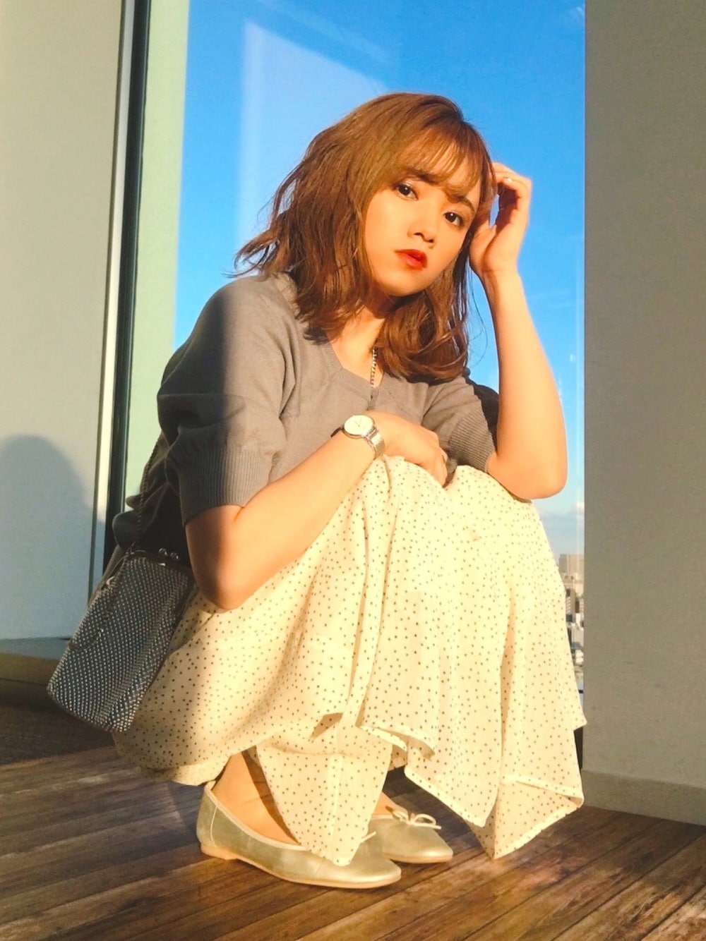 「earth music&ecology、カーディガン、ドットスカート、ドット、サックスブルー、ブルー、シフォンスカート、がま口バッグ、デート、スタッフセンバツ」｜「earth music&ecologyのオーガニックコットンスクエアネックニットカーデイガン ＊（カーディガン/ボレロ、ブルー系）」を使った、Harukaさん（レディース・158cm）の春コーディネートの1枚目の写真