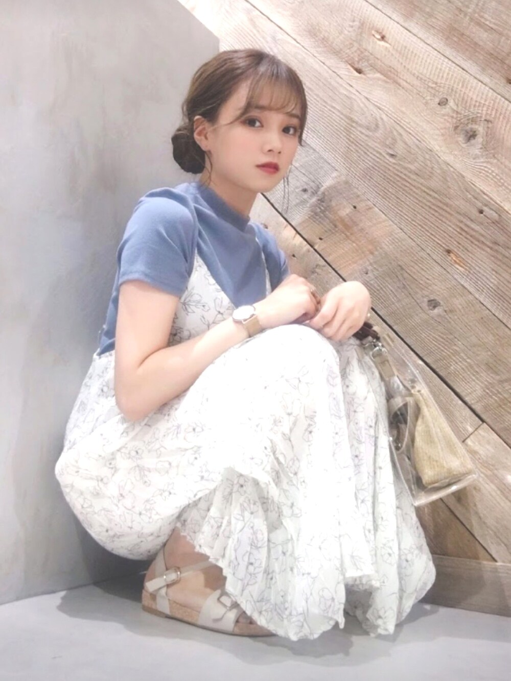 「earth music&ecology、カジュアル、花柄、花柄ワンピース、ワッシャー、キャミワンピ、サックスブルー、キャミワンピース、クリアバッグ、カジュアルガーリー」｜「earth music&ecologyのワッシャーキャミワンピース ＊（ワンピース、その他）」を使った、Harukaさん（レディース・158cm）の夏コーディネートの1枚目の写真