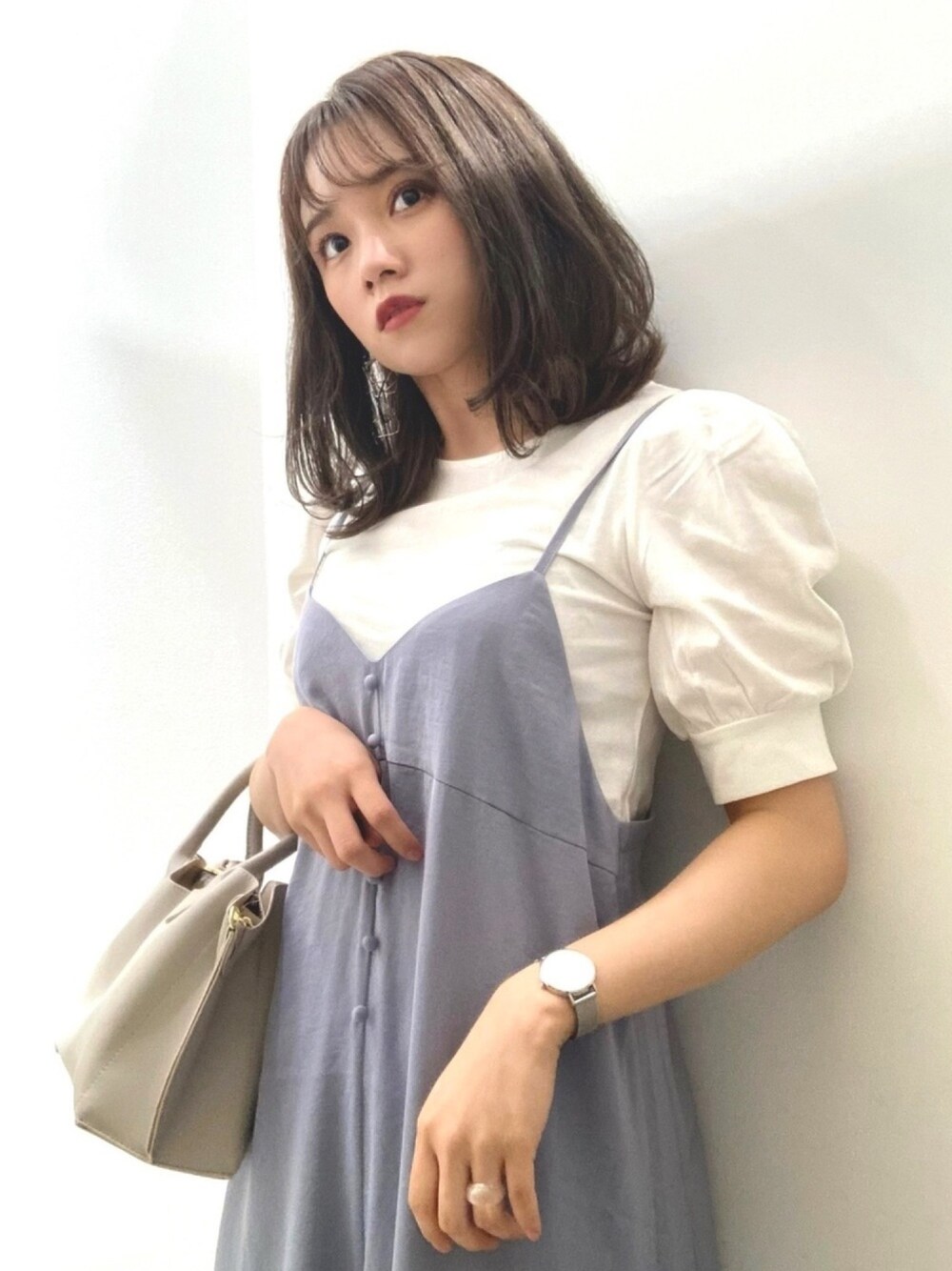 「earth music&ecology、ガーリー、キレイめ、キャミワンピ、キャミワンピース、サックスブルー、パワーショルダー、パフスリーブ、ボリューム袖、プチプラ」｜「earth music&ecologyのサテンキャミワンピース ＊＊（ワンピース、ブルー系）」を使った、Harukaさん（レディース・158cm）の夏コーディネートの1枚目の写真
