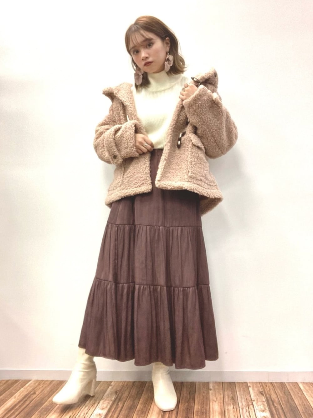 「earth music&ecology、ディズニー、ディズニーコーデ、ダッフィー、シェリーメイ、ティアードスカート、ワントーンコーデ、ニット、ショートブーツ、ダッフルコート」｜「earth music&ecologyのサテンティアードスカート ＊（スカート、ブラウン系）」を使った、Harukaさん（レディース・158cm）の冬コーディネートの1枚目の写真