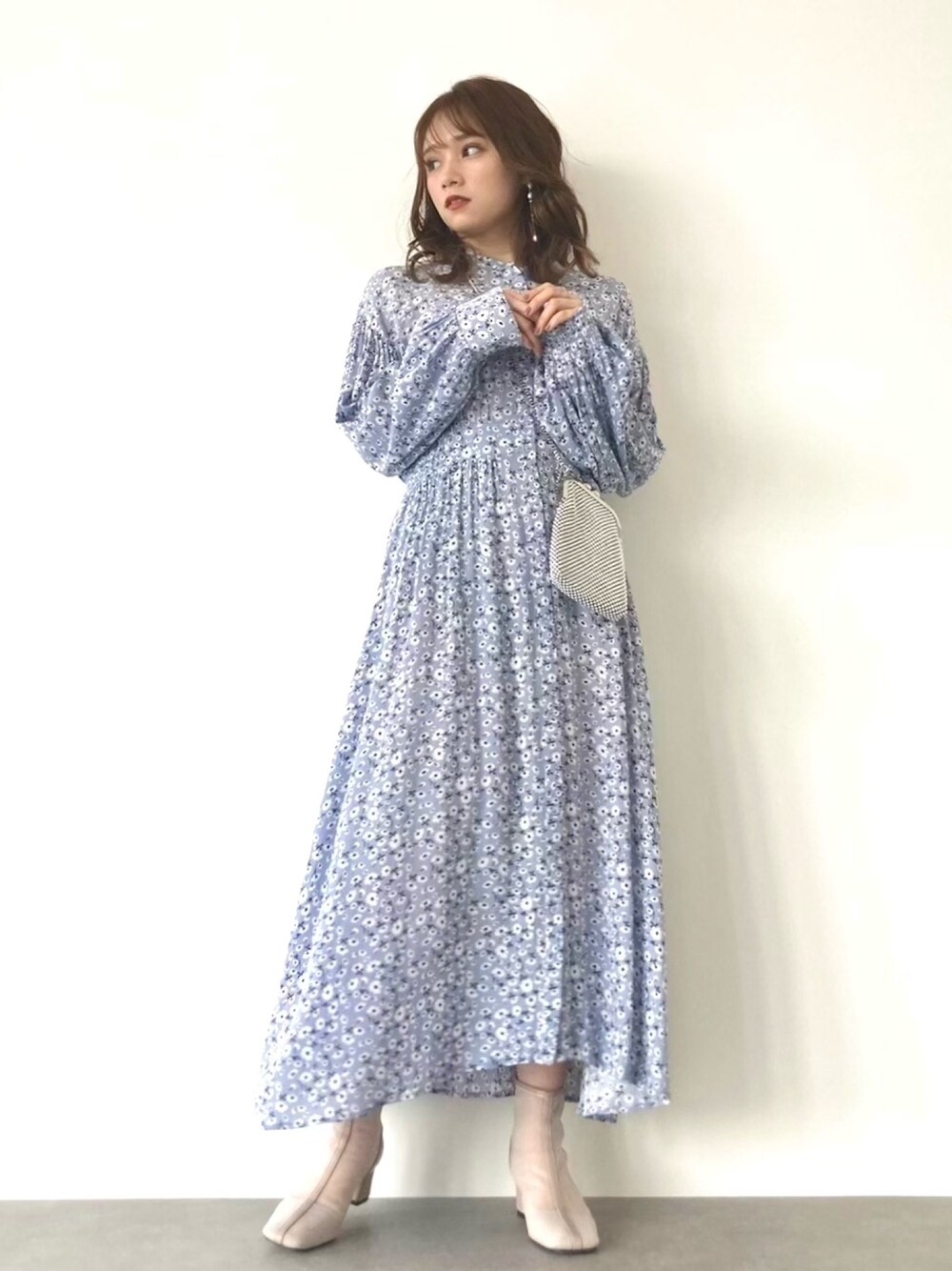 「SLURR、花柄、花柄ワンピース、春服、ワンピース、デート、サックスブルー、大人ガーリー、ロングワンピース、プチプラ」｜「SLURRのバンドカラーギャザーシャツワンピース（ワンピース、その他）」を使った、Harukaさん（レディース・158cm）の春コーディネートの1枚目の写真