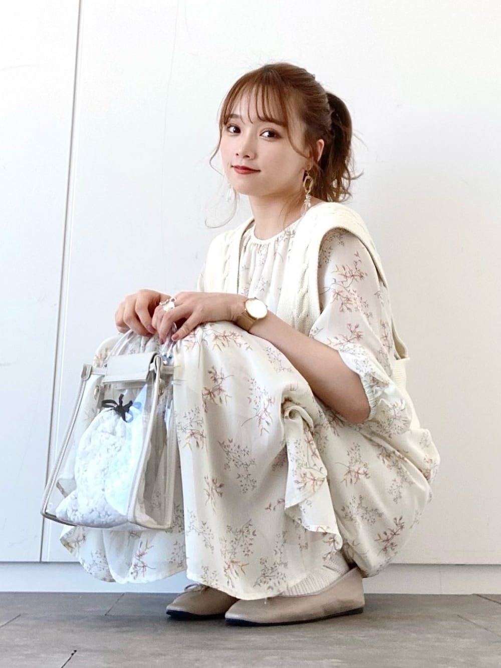 「earth music&ecology、ワンピース、花柄、花柄ワンピース、レイヤードスタイル、春夏コーデ、プチプラ、クリアバッグ、ガーリー、ワントーンコーデ」｜「立ちver.のアイテム（ワンピース/ドレス、その他）」を使った、Harukaさん（レディース・158cm）の春コーディネートの1枚目の写真