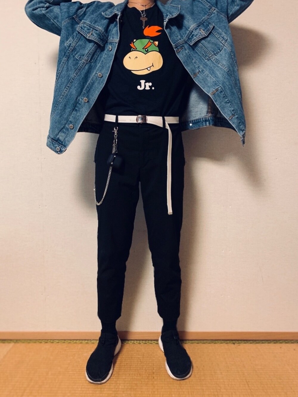 「ootd、クッパJ r コーデ、シンプルコーデ、ホワイトベルト、デニムジャケット、兵庫県、おしゃれさんと繋がりたい、相互フォロー、いいね、save、フォローお願いします🤑」｜「UNIQLOのスーパーマリオ ファミリーミュージアム グラフィックT（半袖）（Tシャツ/カットソー、ブラック系）」を使った、joeyyeoj0319さん（メンズ・179cm）の夏コーディネートの1枚目の写真