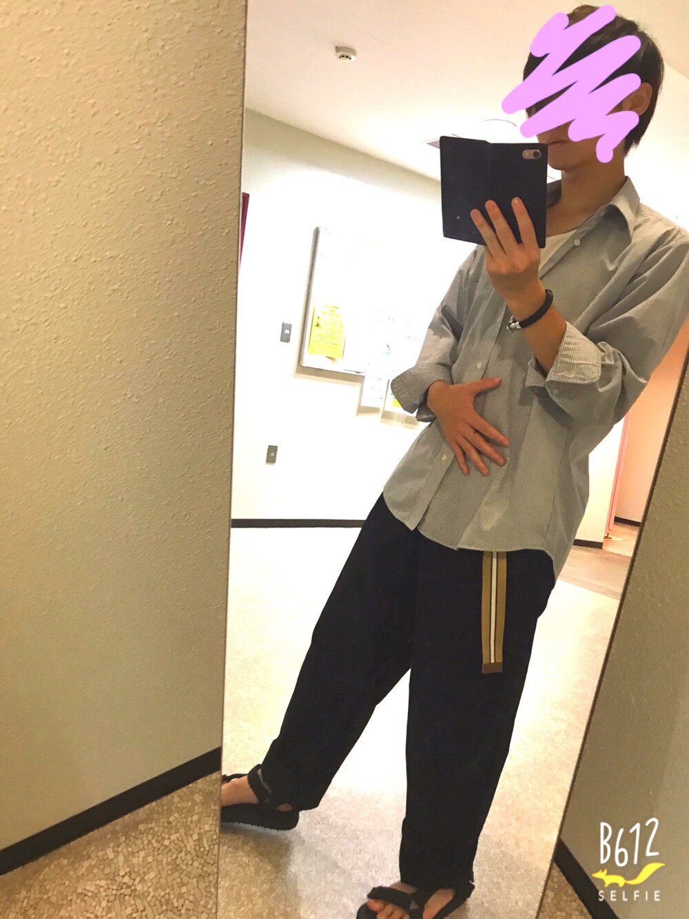 ホワイト系のTシャツ/カットソー、ブルー系のシャツ/ブラウス、ブラック系のその他パンツを着用したメンズの夏コーディネートの1枚目の写真