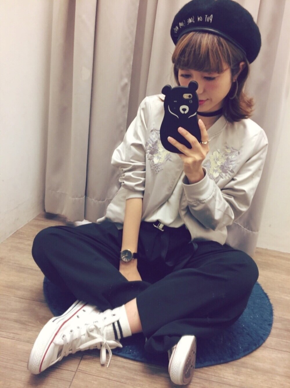 グレー系のブルゾン、ホワイト系のTシャツ/カットソー、ブラック系のその他パンツを着用したレディースの春コーディネートの1枚目の写真