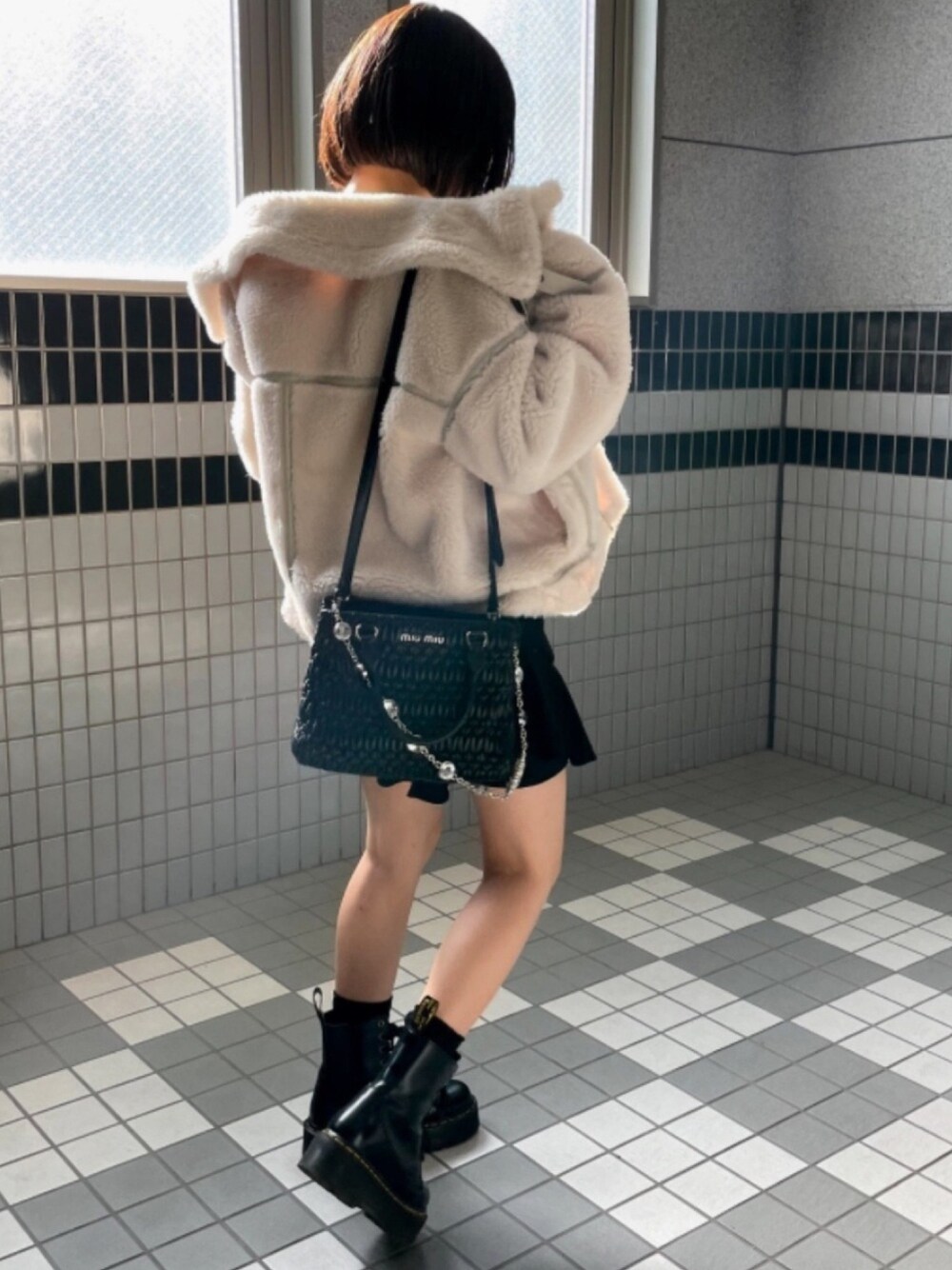 「低身長コーデ、ボアジャケット、snidel、ドクターマーチン、MIUMIU、ミニスカート、オーバーサイズ」｜「miu miuのアイテム（バッグ、ブラック系）」を使った、minnieさん（レディース・148cm）の秋コーディネートの1枚目の写真