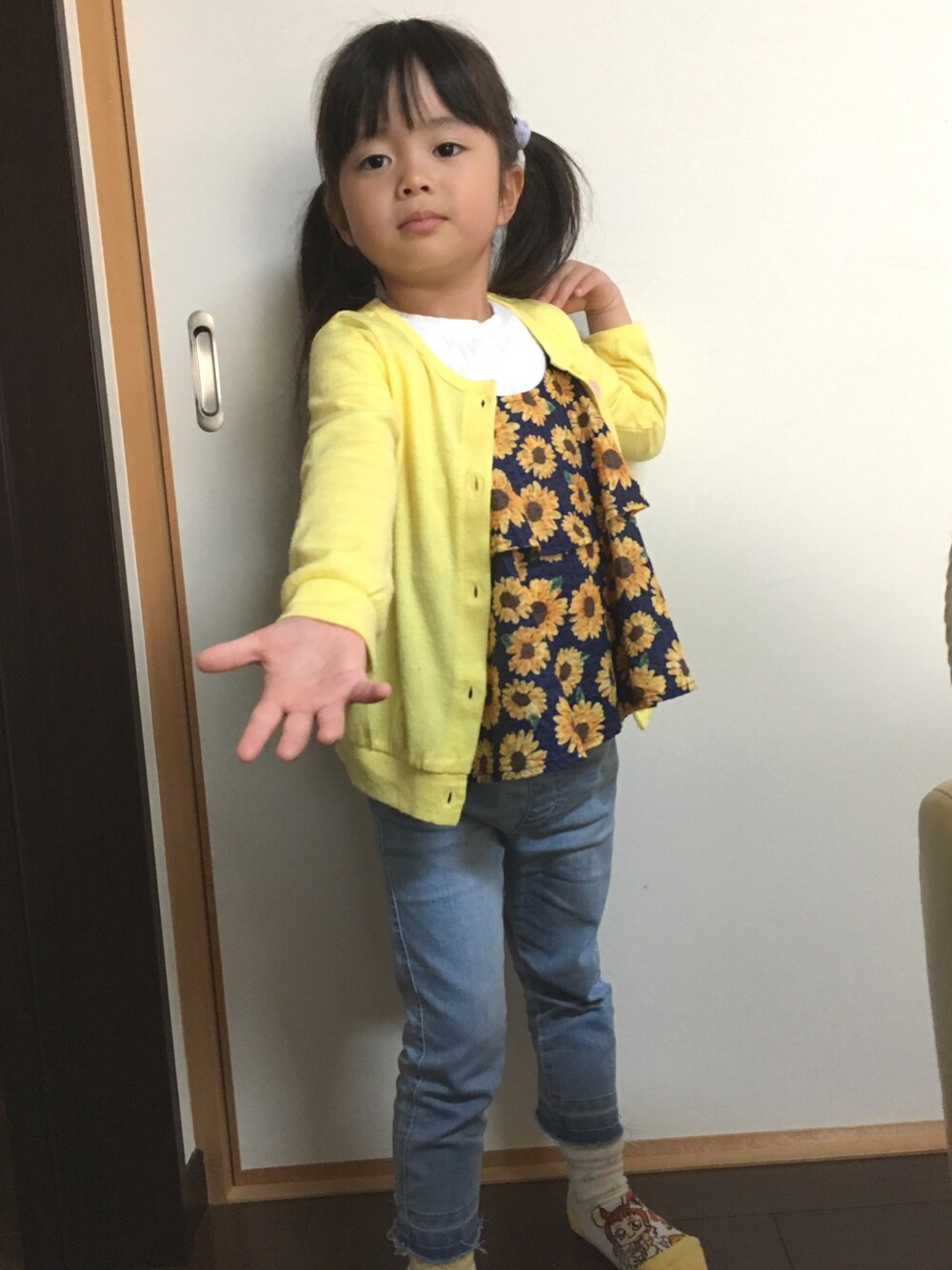 「ブランシェス」｜「BRANSHESのハート刺繍カーディガン（カーディガン/ボレロ、イエロー系）」を使った、あんぱんちさん（キッズ・110cm）の春コーディネートの1枚目の写真